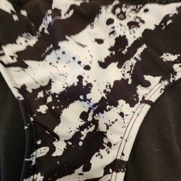 Carmen Marc Valvo Monochrome One-Shoulder Swimsuit Comes With Extra Strap. - Picture 6 of 8